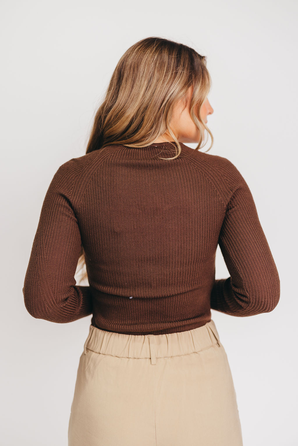 Lennon Ribbed Knit Notched V-Neck Top in Mocha