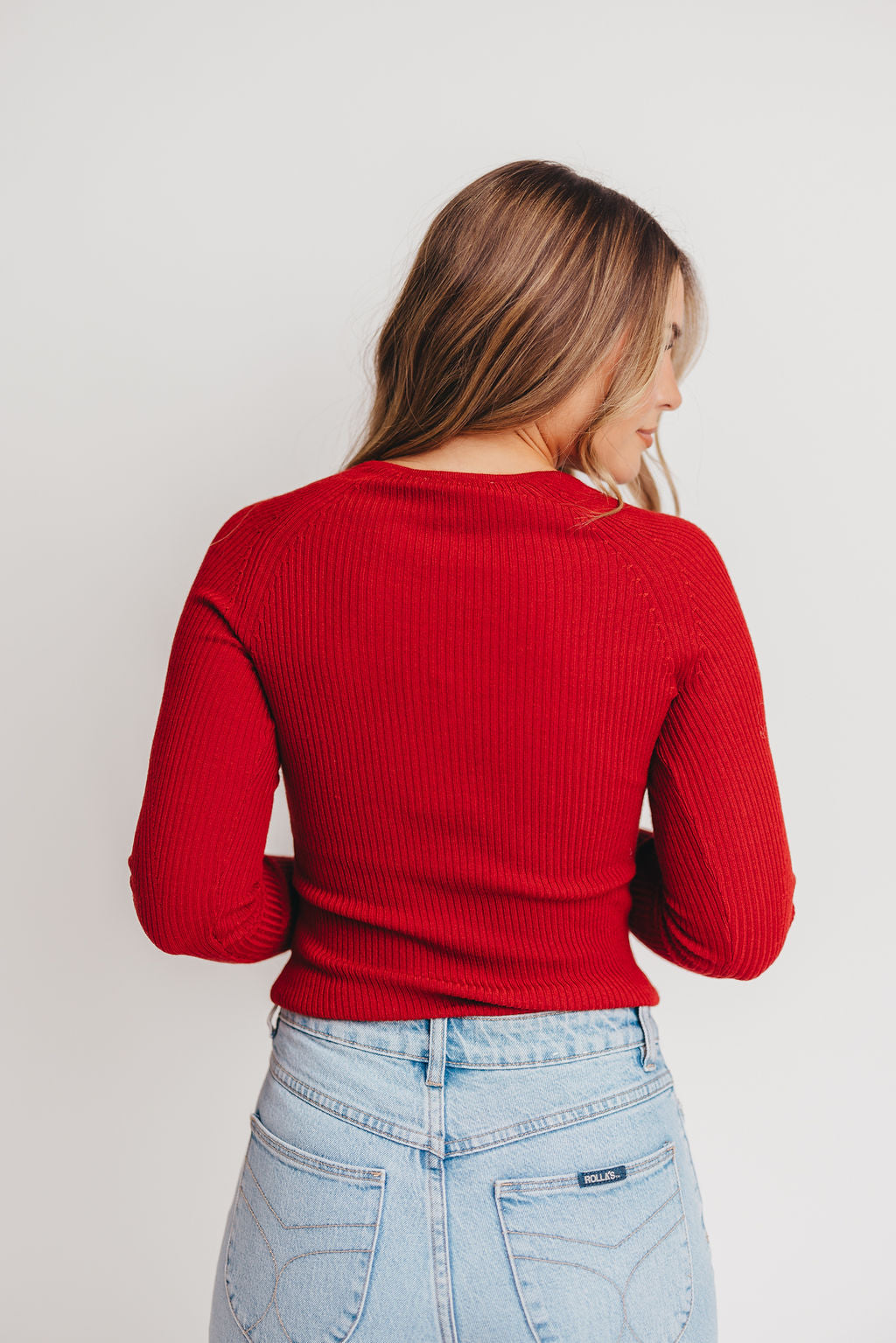 Lennon Ribbed Knit Notched V-Neck Top in Red