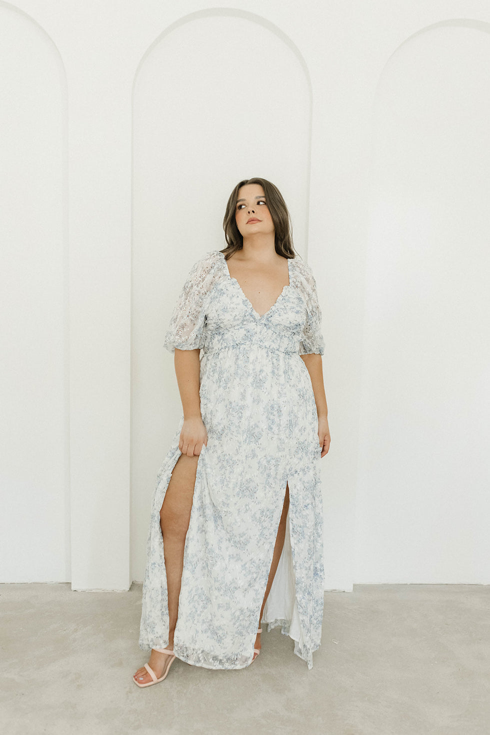 Daphne High Slit Eyelet Detail Maxi Dress in Blue/White Floral - Inclusive Sizing