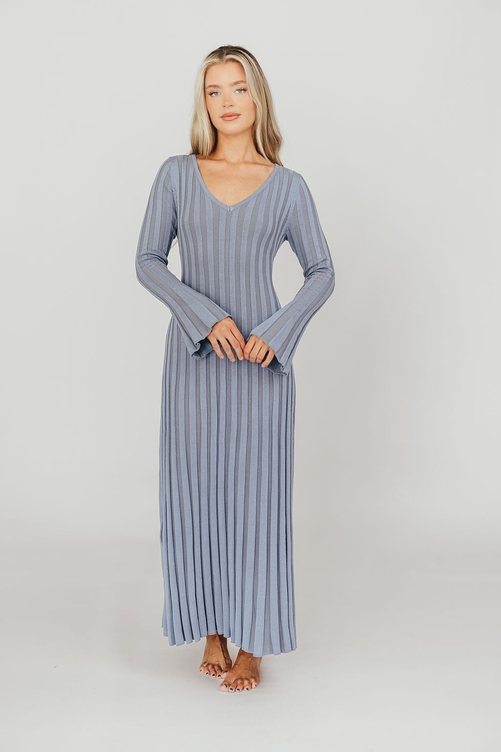 Hadley Long Sleeve V-Neck Knit Maxi Dress in Dusty Blue – Worth Collective