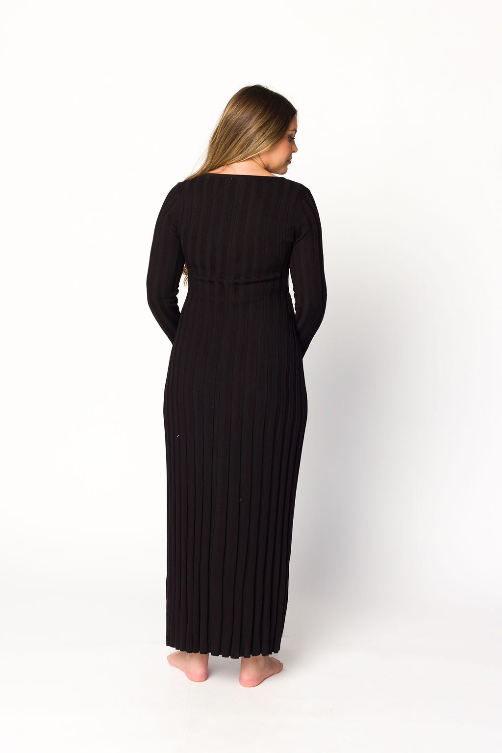 Berkeley Ribbed Knit Maxi Dress With V-Neck in Black – Worth